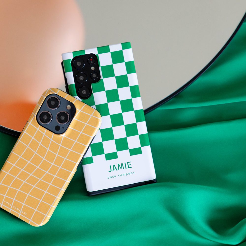 Twee tough cases: een geel geruite voor iPhone en een groen geblokte met de naam Jamie