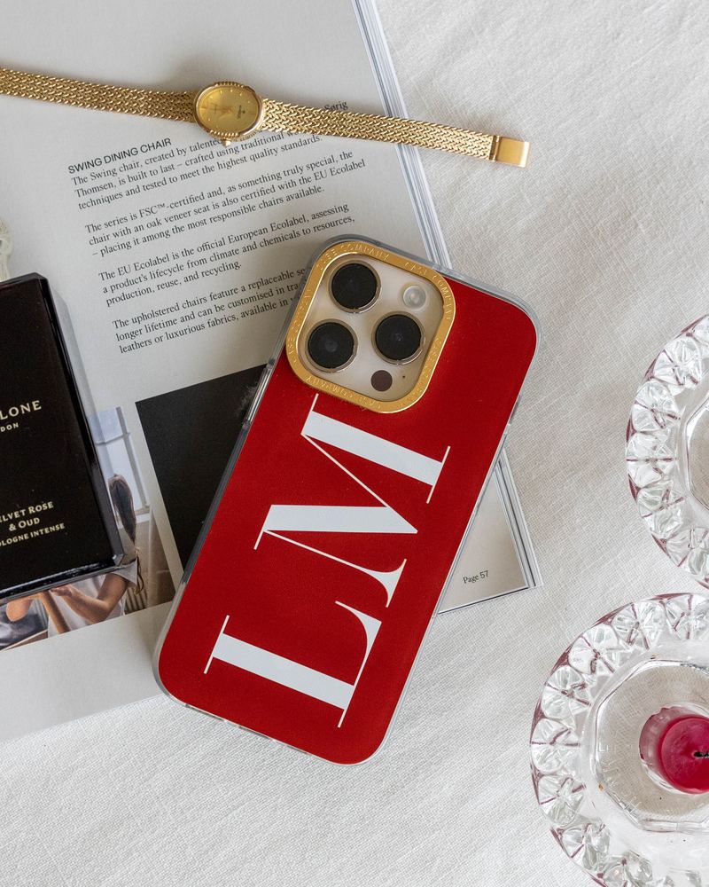 Rood premium hoesje met de initialen LM en een gouden cameraframe